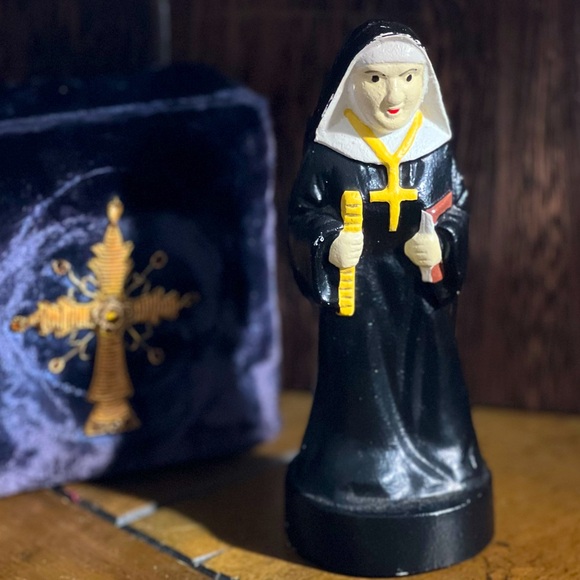 VINTAGE Cast iron Nun bottle opener - Picture 3 of 9